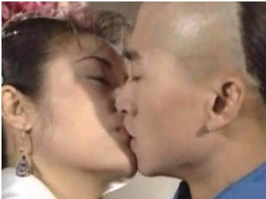 舌吻明星,揭秘娱乐圈中的甜蜜瞬间与情感纠葛